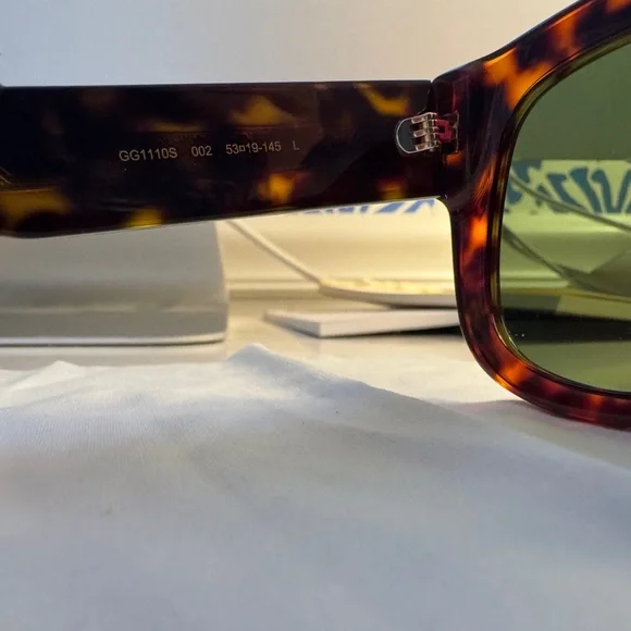 Almost new Gucci sunglasses. Used 4-5 times. - Picture 6 of 6